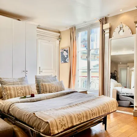 3p Baroque With Rooftop View Parijs
