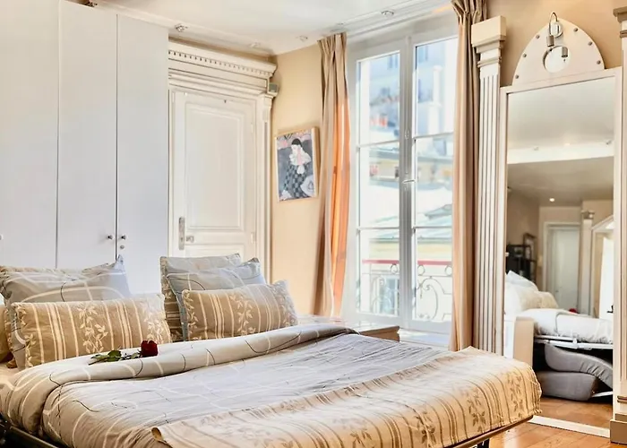 3p Baroque With Rooftop View Parijs