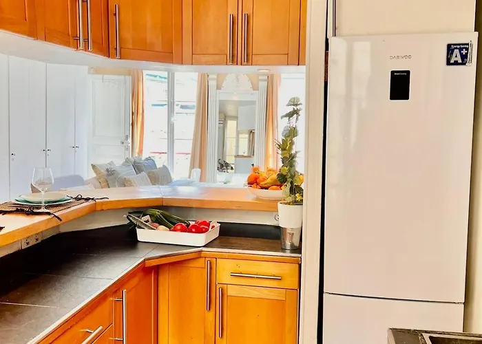 3p Baroque With Rooftop View Parijs