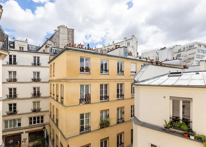 3p Baroque With Rooftop View Parijs